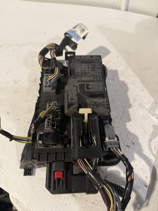 P/N 7T4T 15604 BB FORD EDGE 2008-2010 OEM BCM FUSE BOX