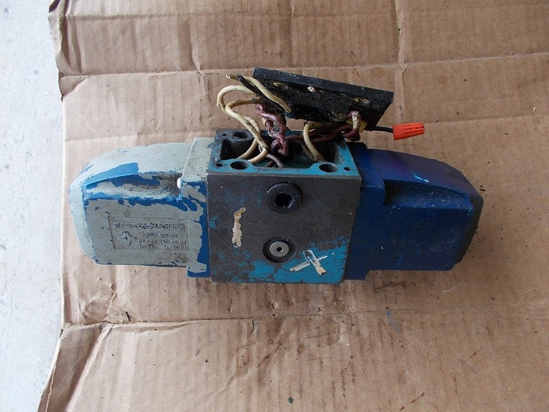 Sperry Vickers 2X P/N 400823 Solenoid and Valve Assembly *FREE SHIPPING*