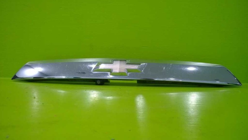 10 11 12 13 CHEVY EQUINOX TAIL FINISH PANEL W/ REAR VIEW CAMERA OEM 2618-24