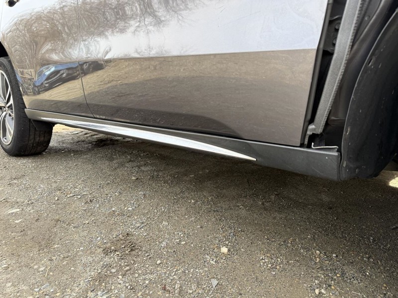 2017-2020 Acura MDX Passenger Rocker Moulding Gray With Chrome Molding Scratches