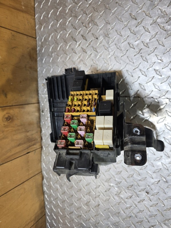 2004 2005 Ford Ranger Engine Fuse Box Oem 3.0L Tested