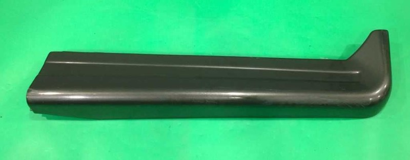 15 CARAVAN PASSENGER RIGHT FRONT DOOR HANDICAPEXTENSION MOLDING OEM 3661-45