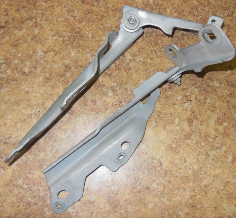 2004 Ford Mustang 3.9L 3.9 L 6 Cylinder Left Right Hood Hinge Bracket Support 04