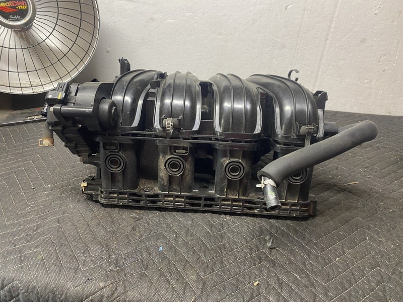 2017 Kia Sorento LX Intake Manifold 28300-2GGA1 OEM