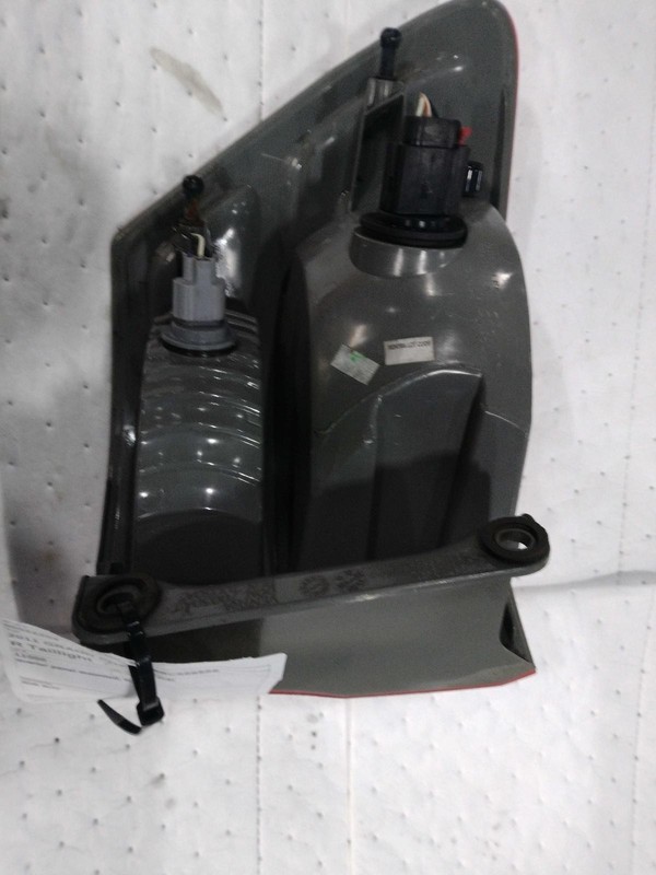 2011 Jeep Grand Cherokee Right Tail Light Assembly Red OEM Used 7683622