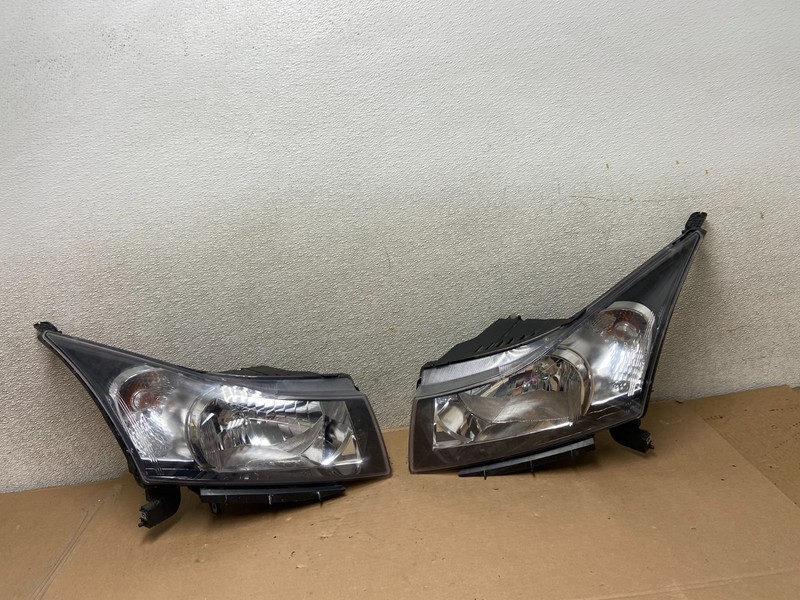 2011 to 2015 Chevrolet Cruze Halogen Left+Right Set Headlights AA9866 DW