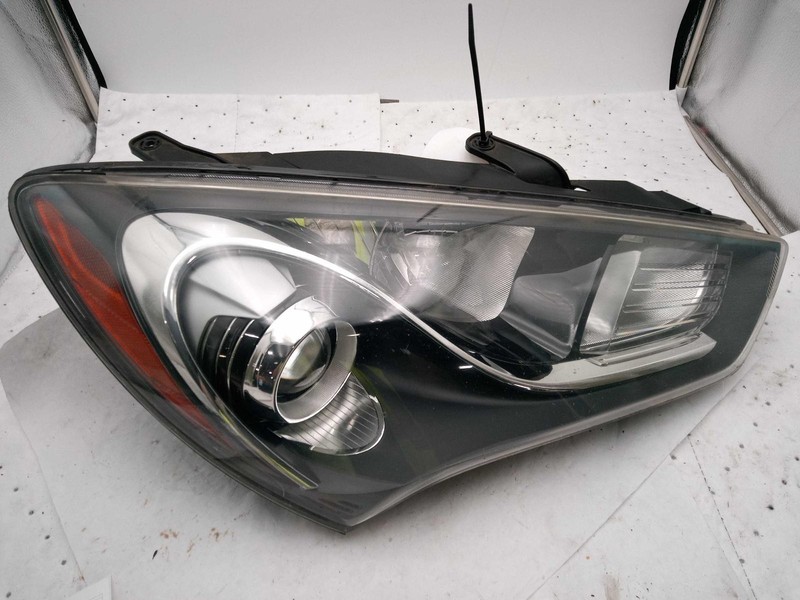 2015 Hyundai Genesis Right Headlight Assembly OEM White 114K Miles NJ25-27766
