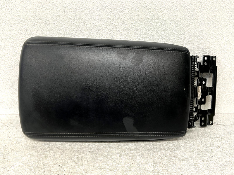 ⭐2021-2025 KIA SORENTO CENTER CONSOLE ARMREST STORAGE LID COVER ASSY OEM LOT2700