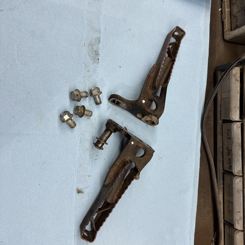 1983 - 1985Yamaha tri moto ytm 225DX 225DR footpegs Left / Right Good