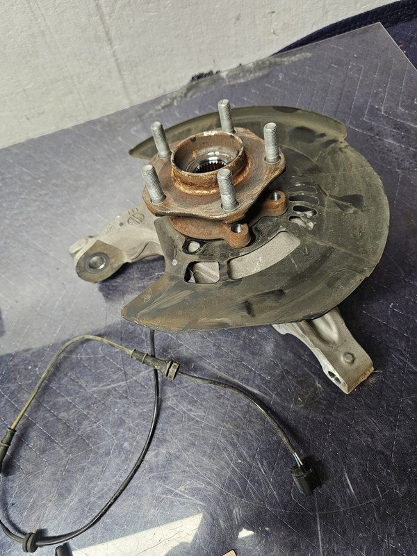 NISSAN MURANO FWD FRONT RIGHT PASSENGER SIDE SPINDLE KNUCKLE HUB OEM 2015 - 2024