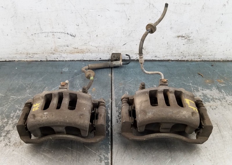 2006 Grand Marquis / Crown Vic Victoria Front Brake Calipers #53752 Y1