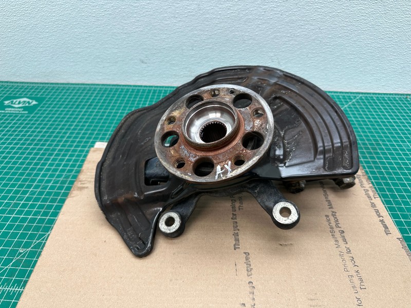 14-19 Mercedes CLA250 C117 FRONT RIGHT PASSENGER SIDE SPINDLE KNUCKLE W/ HUB OEM