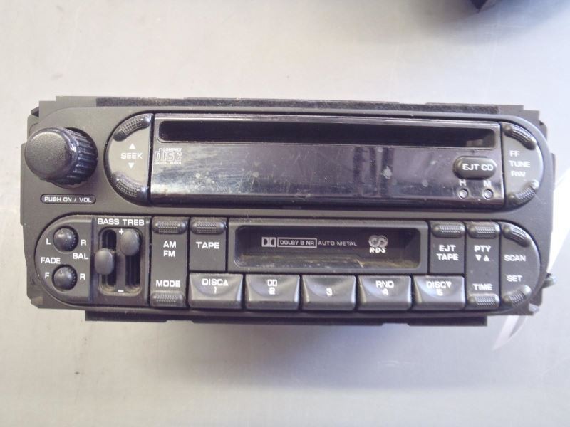 Radio AM-FM-Cassette-CD ID RAZ 56038555AL Fits 2002-2007 Dodge Caravan 35265