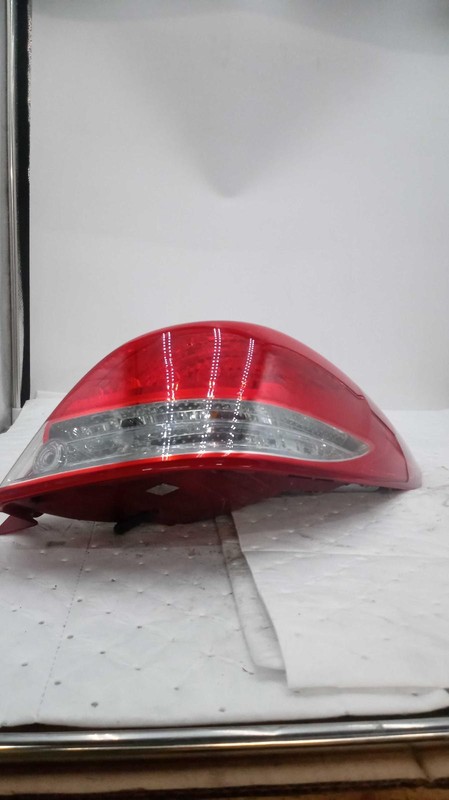 2015 Hyundai Veloster Right Tail Light Assembly Red OEM Used, Scratched