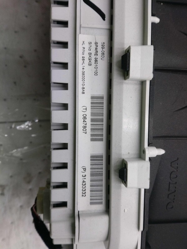 2015 VOLVO S60 Speedometer Gauge OEM 36011321 White 92K Miles - Used
