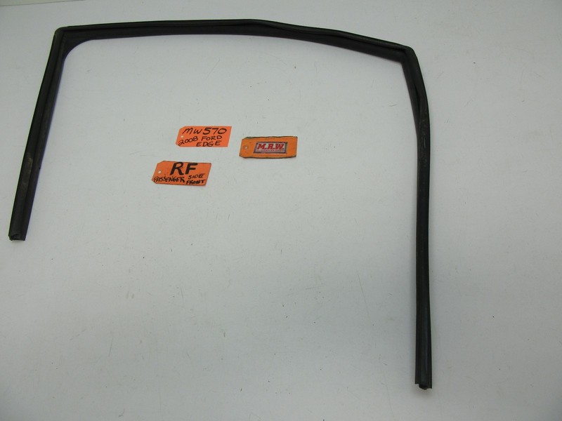 RIGHT FRONT DOOR PANEL GLASS WINDOW RUN TRACK RUBBER SEAL STRIP WEATHER MOLDING