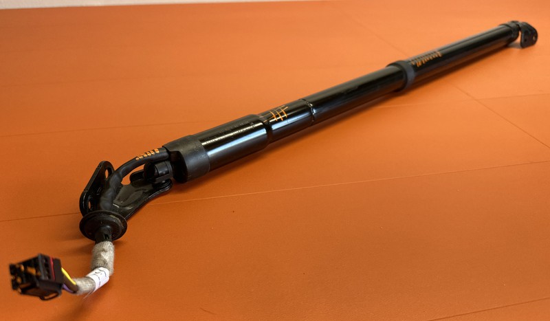 905609PJ0A | 2016 - 2019 Nissan Pathfinder Passenger Hatchback Strut OEM RH RR