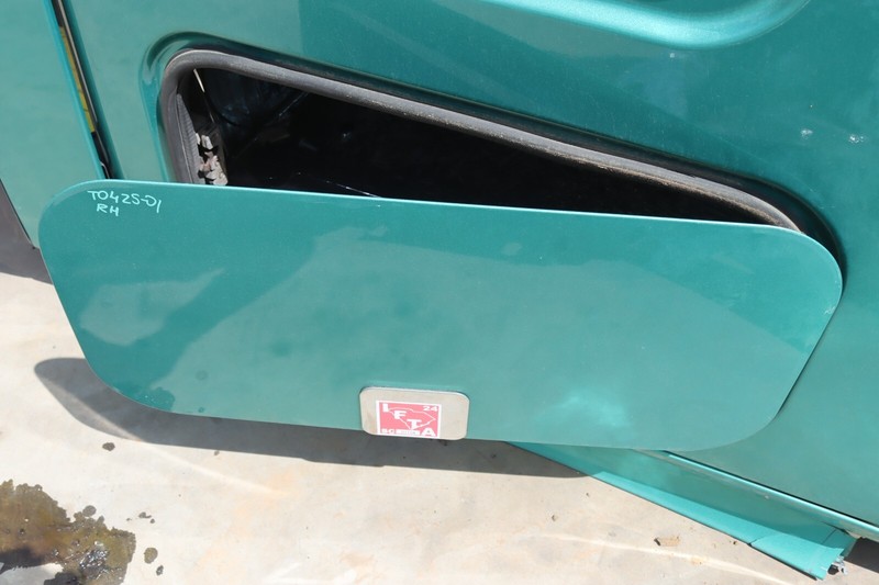 08-17 FREIGHTLINER CASCADIA 125 RIGHT LOWER CAB SLEEPER DOOR TOOL LID OEM