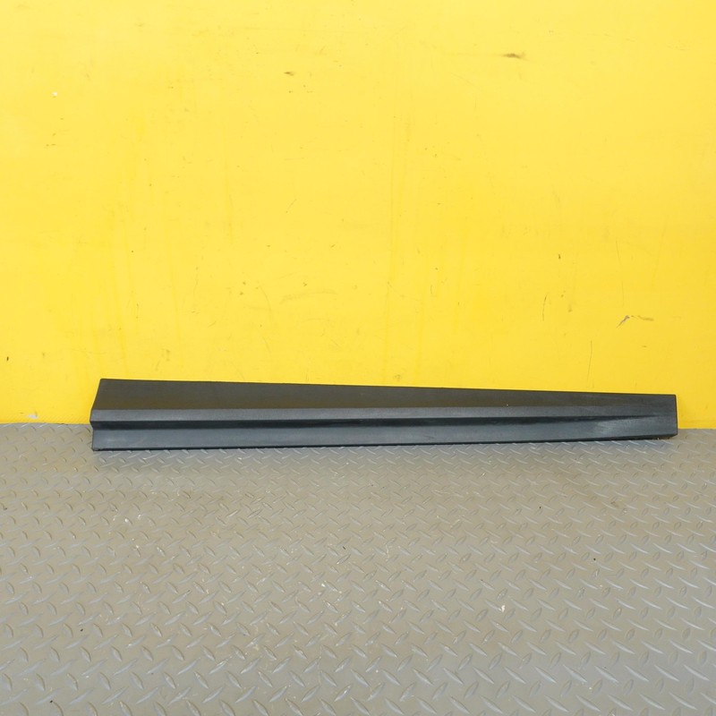 2021-2023 CHEVROLET BOLT EV FRONT RIGHT SIDE DOOR LOWER MOLDING OEM 42733636