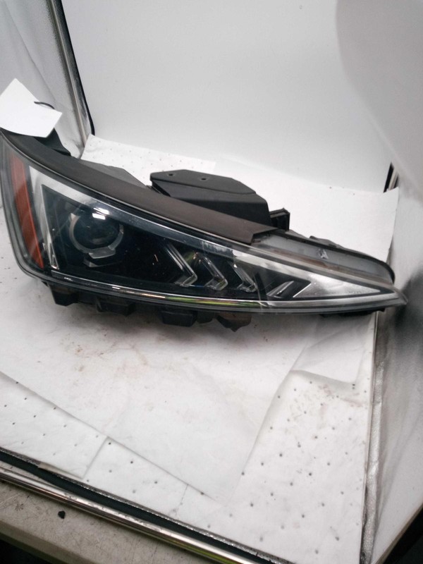 Used Right Headlight Assembly fits: 2019 Hyundai Elantra Sedan 2.0L US built hal