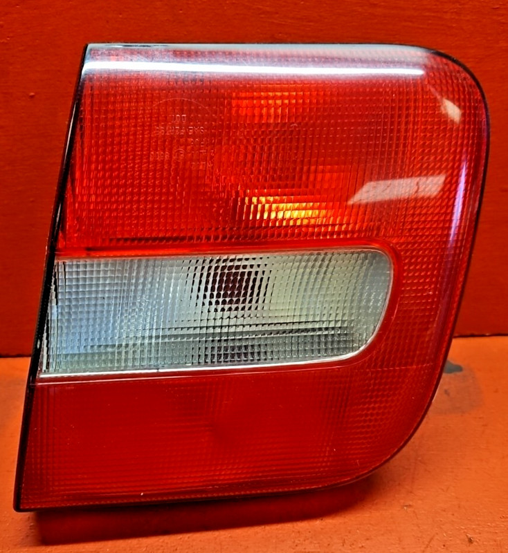 1998 - 2000 Volvo S70 INNER RIGHT PASSENGER SIDE Brake Tail Light Lamp 9157009