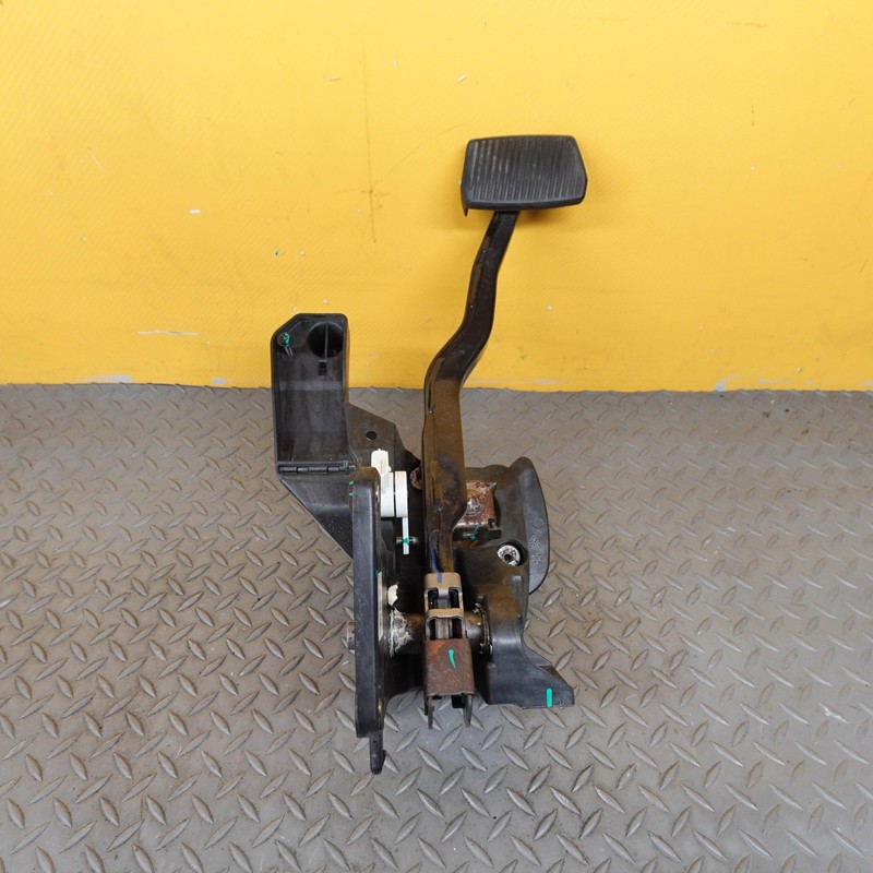2021-2024 BUICK ENVISION FRONT FOOT STOP BRAKE PEDAL OEM 42797140