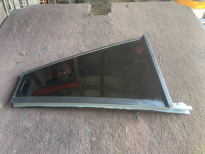 06-13 Range Rover Sport L320 REAR LEFT DOOR QUARTER WINDOW SMALL GLASS OEM