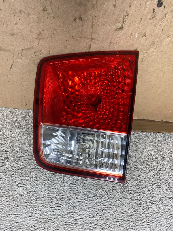 2009 2010 2011 Kia Borrego Right Passenger Side Inner Tail Light U8721 DW