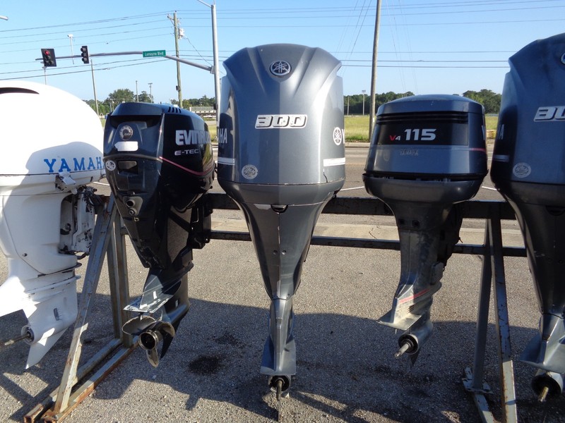 USED 2010 YAMAHA 300 HP 30" 4 FOUR STROKE OUTBOARD BOAT MOTOR F300 300hp LEFT