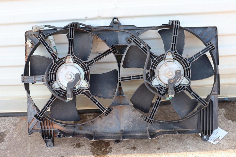 2003-2007 INFINITI G35 COUPE ENGINE RADIATOR DUAL COOLING FAN SHROUD MOTOR OEM