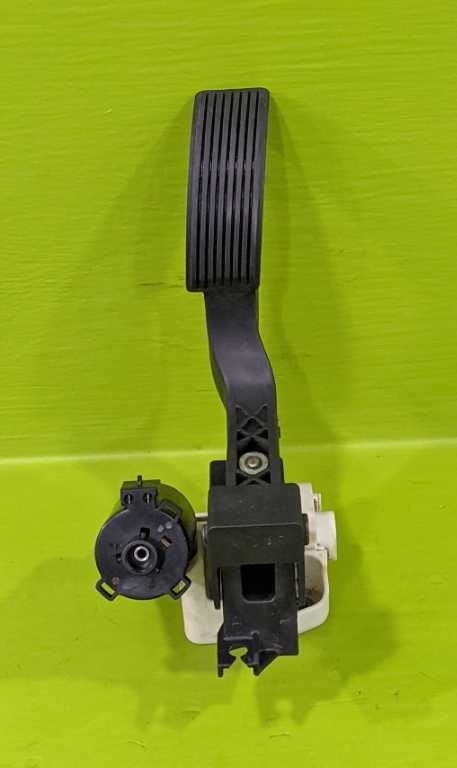 03 04 TOWN CAR GAS ACCELERATOR PEDAL OEM 3813-4
