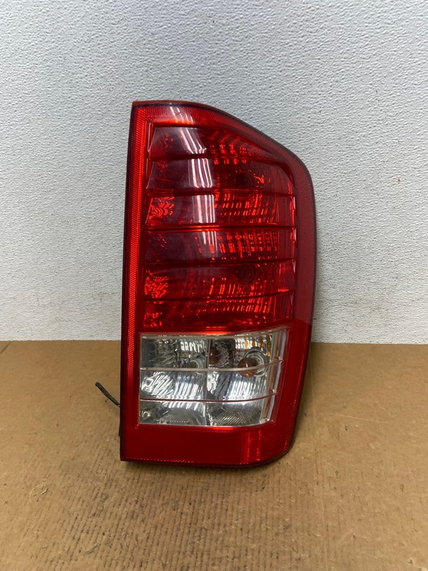 2007 2010 Hyundai Entourage Right Passenger RH Tail Light Oem AE0343 LK