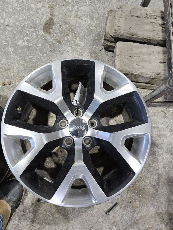 2014-2018 Jeep Cherokee Road Wheel Rim 17x7-1/2 Polished Face Painted Pockets