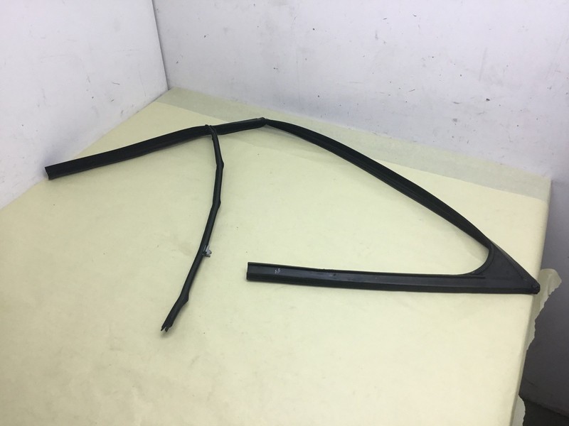 Jaguar XF Front Right Pass Window Glass Run Weather Strip Seal Rubber 16 -19 :Y