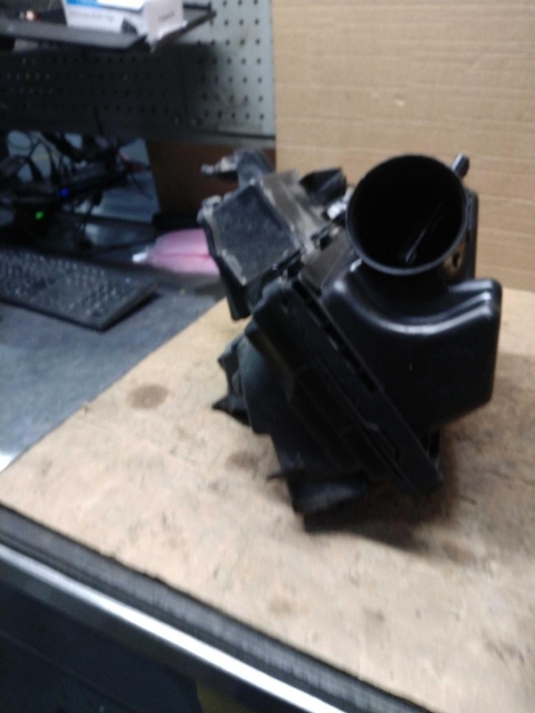 2014 Nissan Pathfinder Air Cleaner Assembly OEM 165003JA0A Red 161K Miles