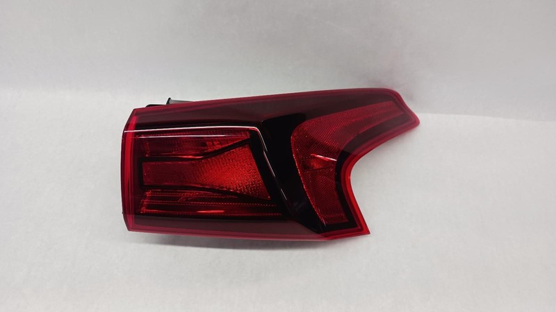 19-'20 HYUNDAI SANTA FE passenger outer Taillight incandescent OEM Grade A!