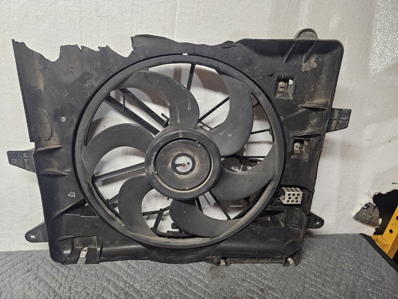 OEM Ford Mustang Radiator Cooling Fan Assembly 2005-2014 Damaged