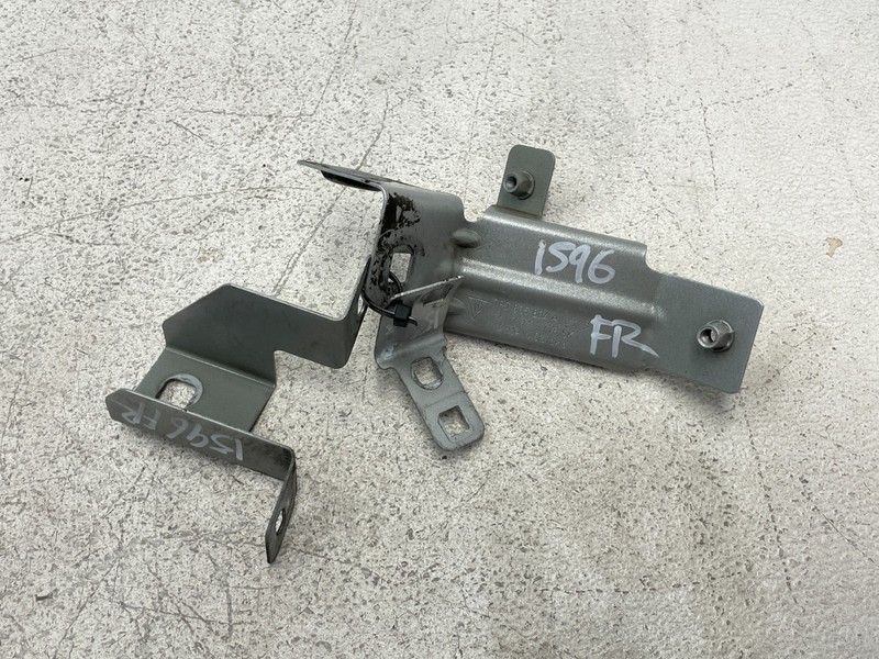 2011-2014 Porsche Cayenne S Front Right Fender Mount Bracket Set Silver 1596 OEM