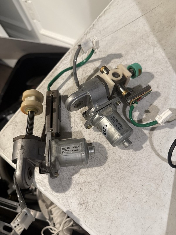 2004 NISSAN MAXIMA STEERING COLUMN TILT MOTOR OEM 489907Y36A