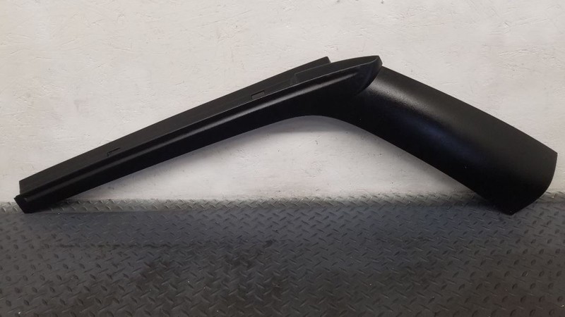 05-08 Chrysler Pacifica Right Passenger D-Pillar Applique OEM UP68RXFAB