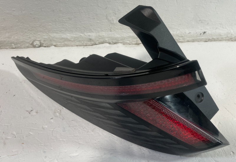 22 - 25 HYUNDAI TUCSON REAR LEFT DRIVER SIDE OUTER TAILLIGHT LIGHT LAMP # 105075