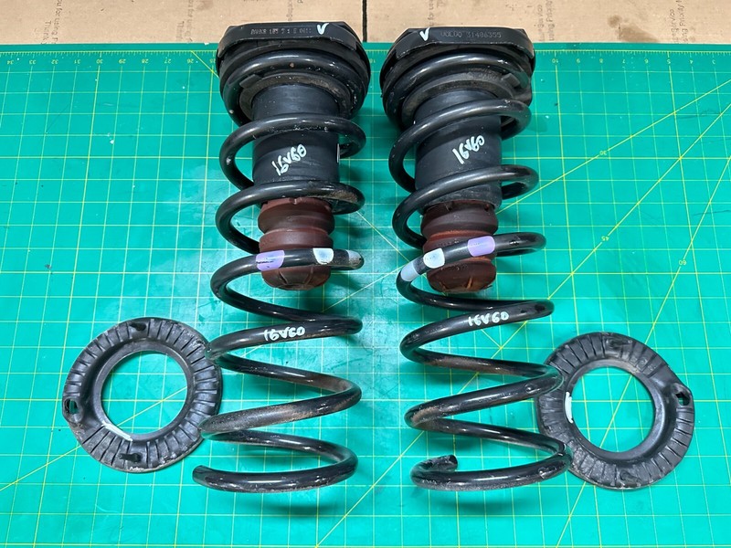 11-18 Volvo V60 FWD REAR SUSPENSION RIGHT LEFT COIL SPRING PAIR W/ MOUNT SET OEM