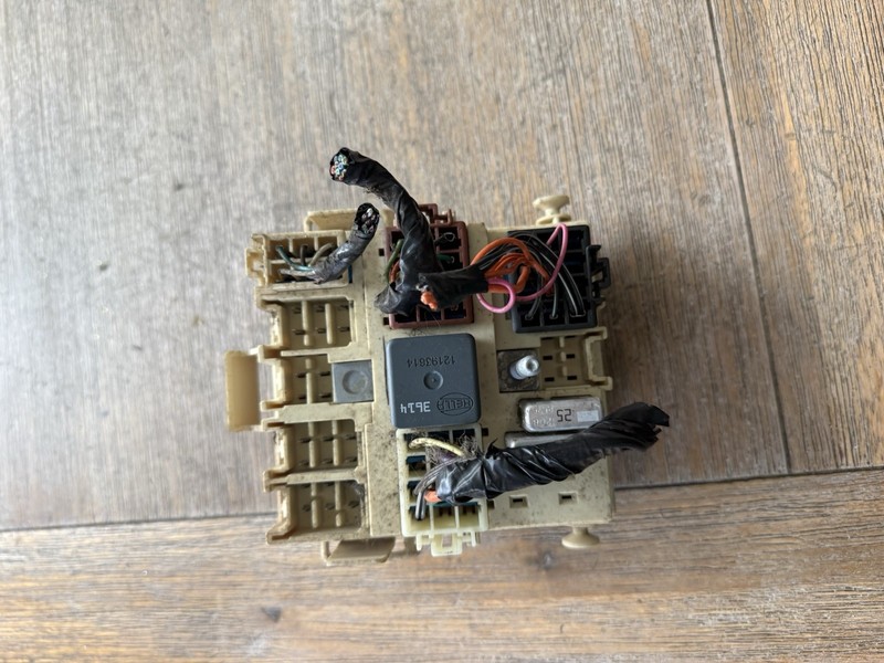 2005 Chevrolet TAHOE Fuse Box Relay Unit 15058035 Module
