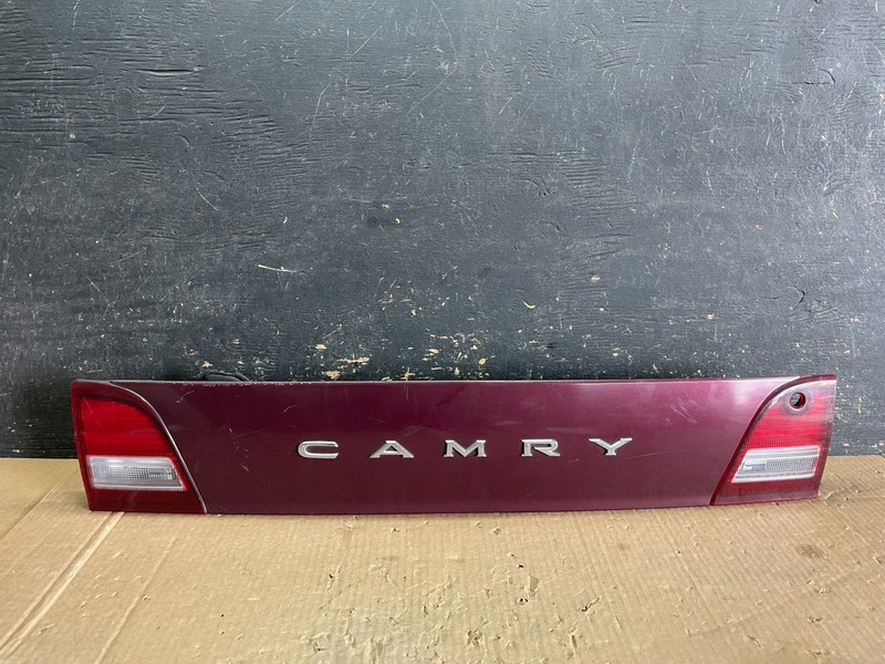 1995 1996 Toyota Camry Center Trunk Rear Tail Light OEM ab3147 DG