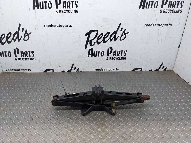 2002 - 2006 Saturn Vue Jack Scissor Lifting Spare Tire Emergency 1162612