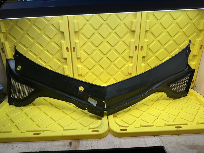 2012-2013 Volkswagen Passat CCRHD Front Windshield glass Wiper trim Oem
