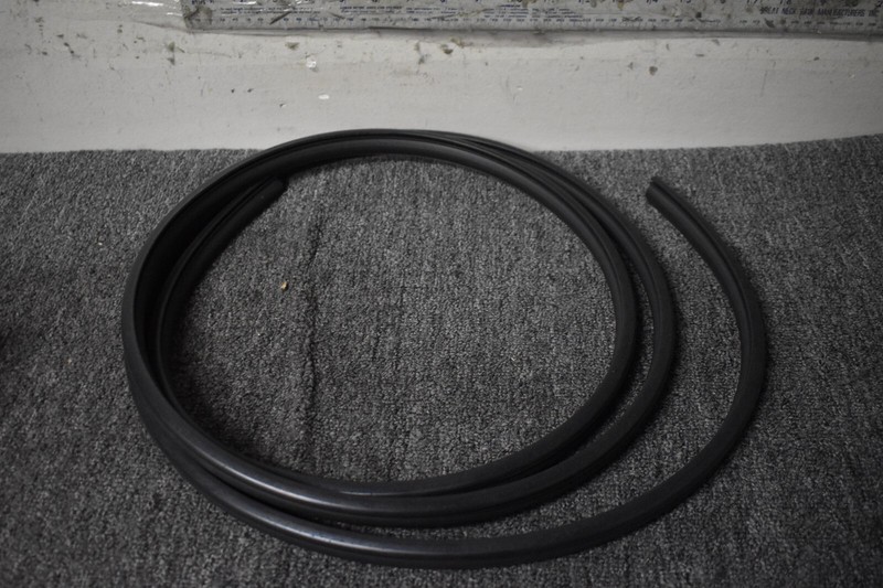 2020 PORSCHE MACAN SIDE SEAL FACTORY OEM
