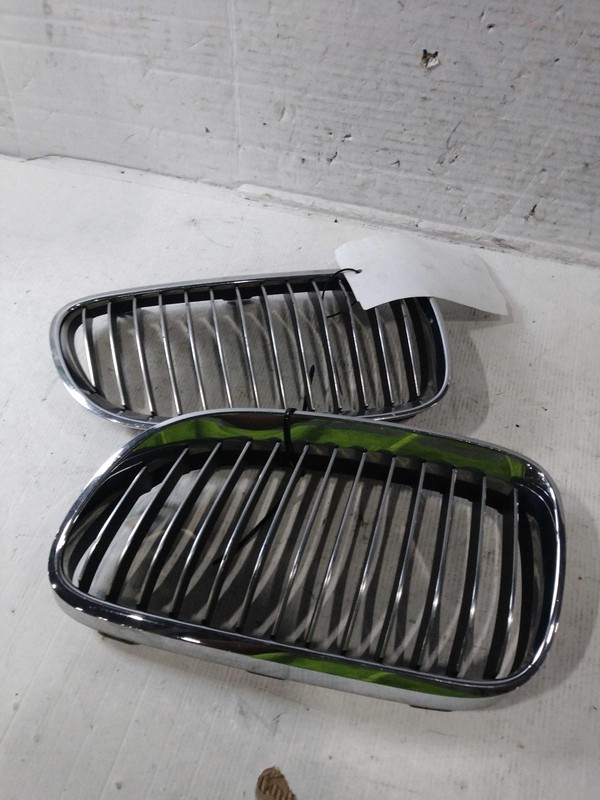 2013 BMW 328i Grille OEM White Used 51117227889 2DR CPE WHT 120K Miles