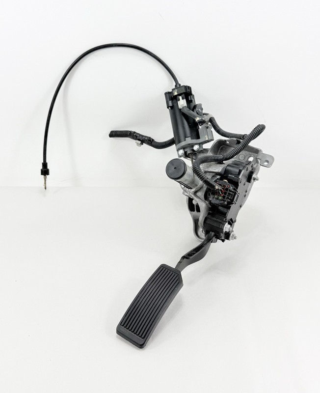 2004-2010 Infiniti QX56 Accelerator Gas Pedal Assembly OEM 18002-ZC01A 5.6L V8