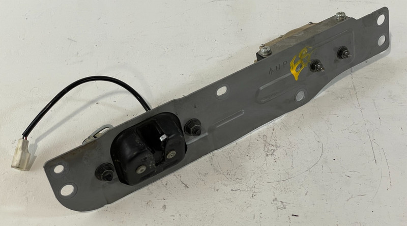 09-20 NISSAN 370Z COUPE LIFTGATE BACK DOOR LOCK ACTUATOR COVER BRACKET # 82519